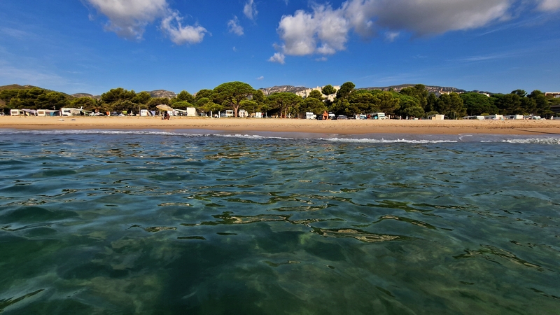 La plage et le beau Camping Cala d'Orques à L'Hospitalet de l'Infant