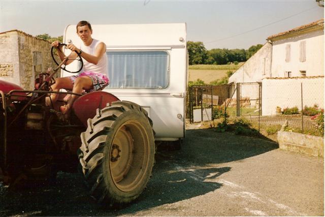 là c'était l'Adria, le garage était tellement en pente, impossible de la reculer avec la Merco (peu de 4x4 dans ce temps 1985 ou 86), donc je la rentrais avec le Farmall
