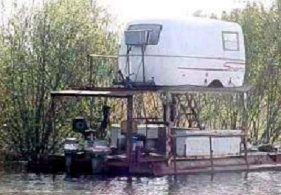 caravane sur barge.jpg