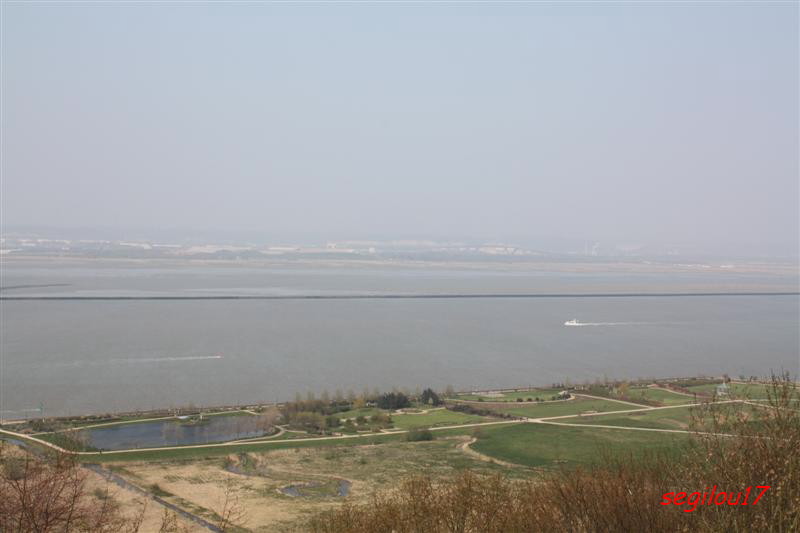 Vue du Havre (en arrière plan ) depuis la Côte de Grâce à Honfleur