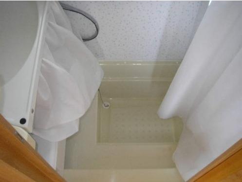 Lavabo, douchette éventuelle mais peu pratique, compte tenu de l'espace réduit.