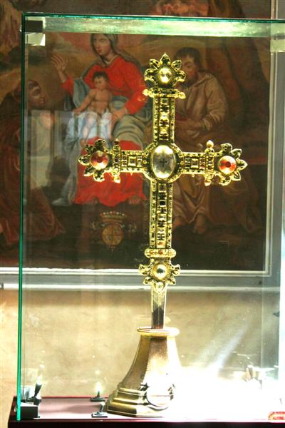 La Croix Reliquaire ornée de pierres précieuses ( début du 14 siècle )