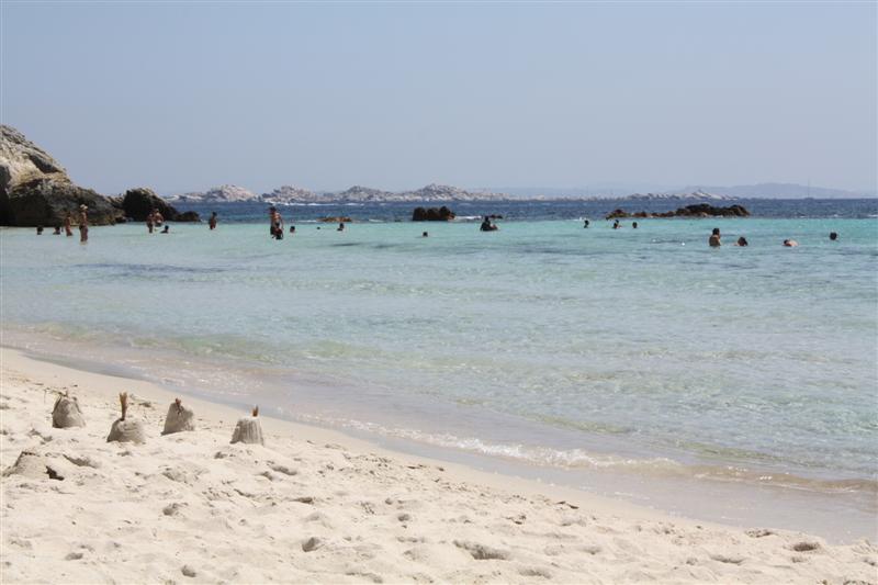 La superbe plage d'Esperone, face aux Iles Lavezzi. Laisser la voiture à N 41°22'36' - E 9°13'16", puis à pied (env.30mn) jusqu'à N 41°22'06" - E 9°12'52" et c'est le Paradis....