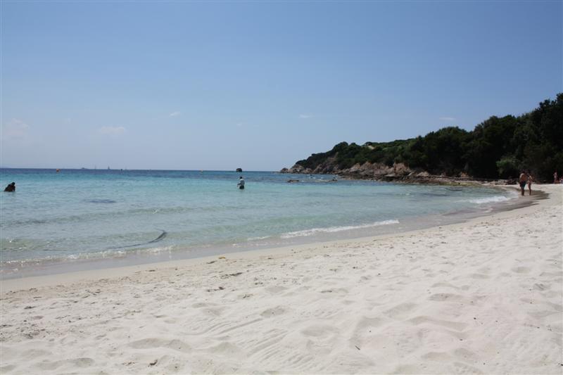 La superbe plage d'Esperone, face aux Iles Lavezzi. Laisser la voiture à N 41°22'36' - E 9°13'16", puis à pied (env.30mn) jusqu'à N 41°22'06" - E 9°12'52" et c'est le Paradis....