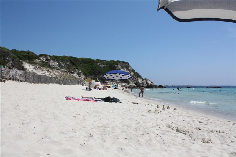 La superbe plage d'Esperone, face aux Iles Lavezzi. Laisser la voiture à N 41°22'36' - E 9°13'16", puis à pied (env.30mn) jusqu'à N 41°22'06" - E 9°12'52" et c'est le Paradis....