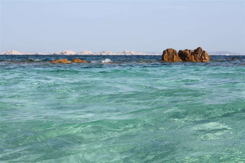 La superbe plage d'Esperone, face aux Iles Lavezzi. Laisser la voiture à N 41°22'36' - E 9°13'16", puis à pied (env.30mn) jusqu'à N 41°22'06" - E 9°12'52" et c'est le Paradis....