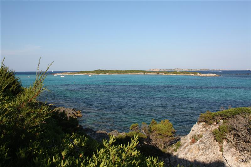 La superbe plage d'Esperone, face aux Iles Lavezzi. Laisser la voiture à N 41°22'36' - E 9°13'16", puis à pied (env.30mn) jusqu'à N 41°22'06" - E 9°12'52" et c'est le Paradis....