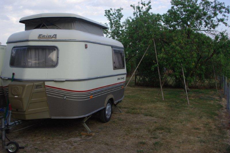 Là à Montbert, un petit camping rural avec des propriétaires charmants et notre Eriba plantée à côté d'arbres fruitiés et du potager
