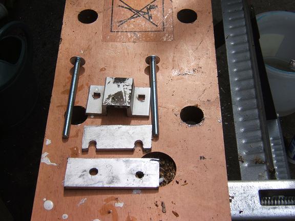 voici les pièces nécessaires pour la fixation des crochets supérieur, les deux plaques du bas sont faites maison, l'une pour l'intérieur du placard l'autre pour rattraper l'épaisseur du rail extérieur