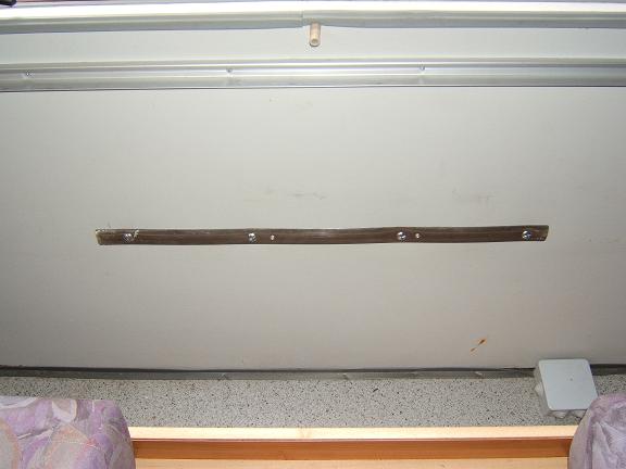 pour l'intérieur j ai récupére une barre de seuil très plate ( c'est important car elle tombe juste au niveau du coussin il ne faut donc pas d'épaisseur) et en plus c 'est solide