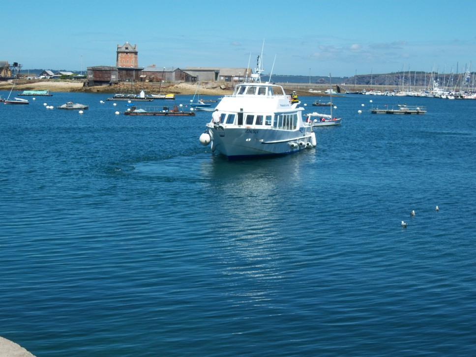 départ en bâteau vers les Tas de Pois