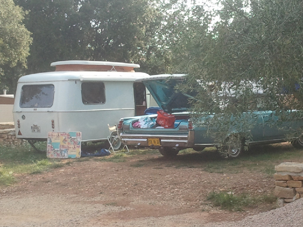 ériba Triton de 1971 avec comme tracteur une Pontiac Bonneville cab