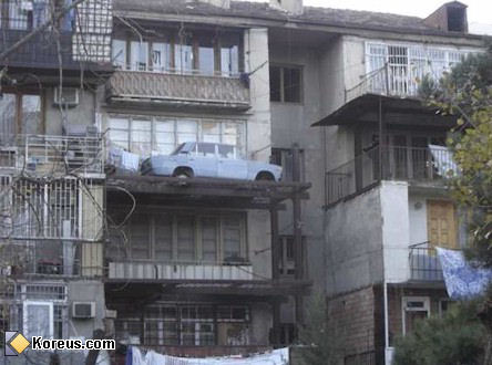 voiture sur un balcon.jpg