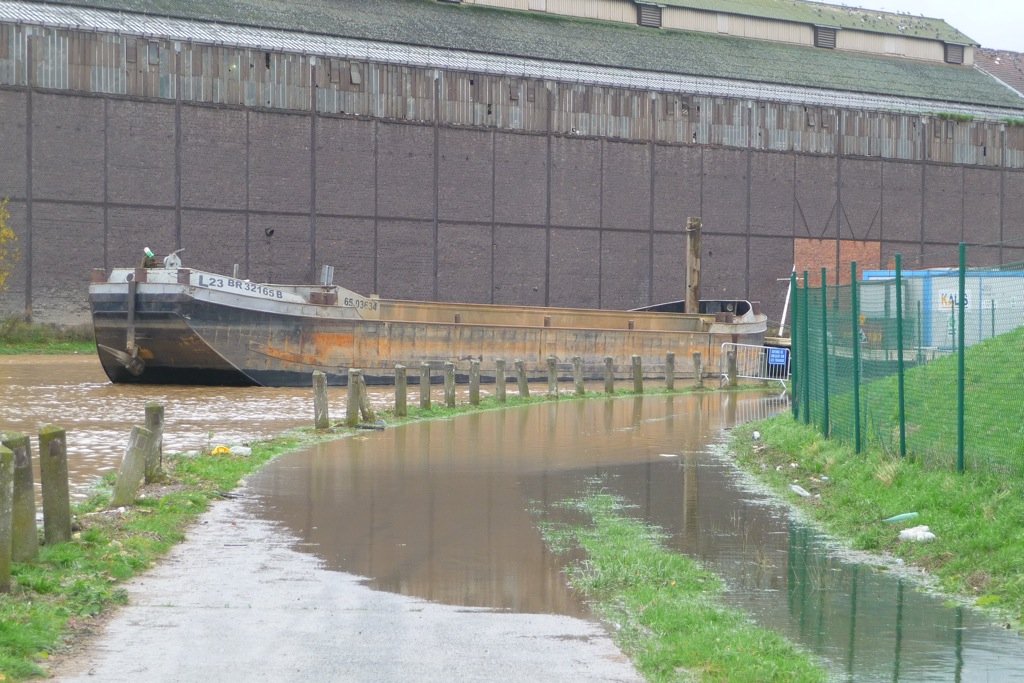 Deux heures après l'arrêt de la pluie le chemin de hallage est encore sous eau