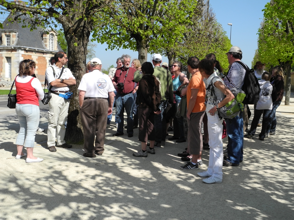 Petite explication de Patrick devant le beau chateau de Diane de Poitiers
