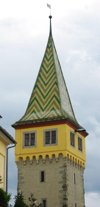 L'ancien phare qui n'est pas sans rappeler les toitures des Hospices de Beaune