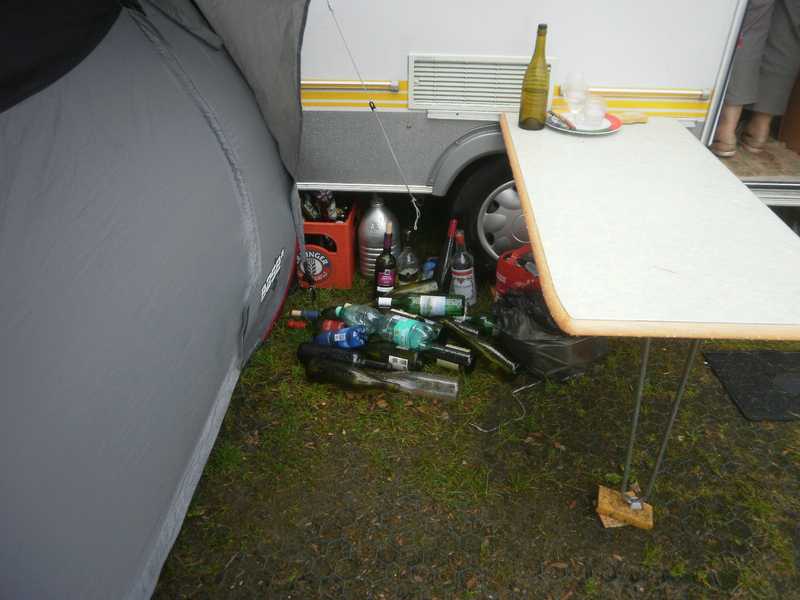 Et au bout de quelques jours, il a bien fallu se rendre à l'évidence. <br />Il ne nous restait plus qu'à rentrer, nous trempés et les bouteilles toutes sèches.