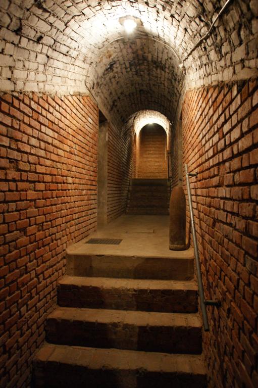 visite du "Kahl-burg" : tunnels creusés dans la falaise par les allemands en 1942...