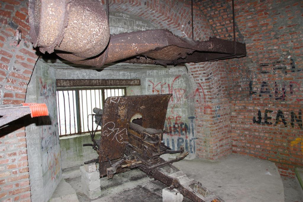 les gros machins au plafond : aspirateur à fumée après tir