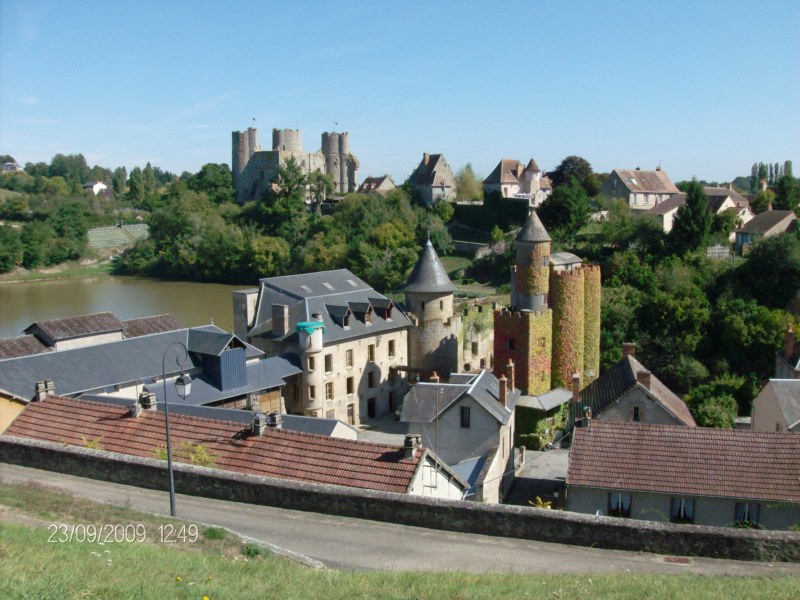 Les ruines & le moulin vus depuis le jardin public.jpg