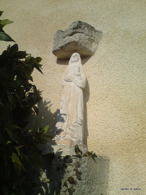 Statue en bois sur les quais de St Thibault