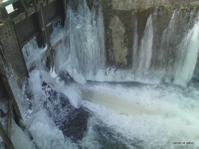 Écluse et ses stalactites