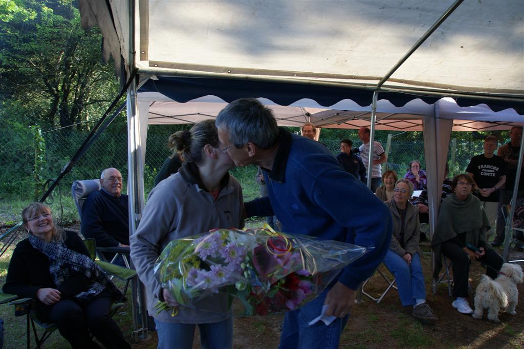 Bruno offre des fleurs à la charmante patronne du camping...et en profite....