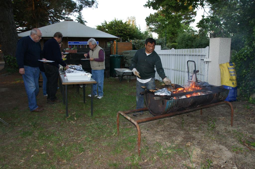 Amadou , patron du camping , au barbeuc