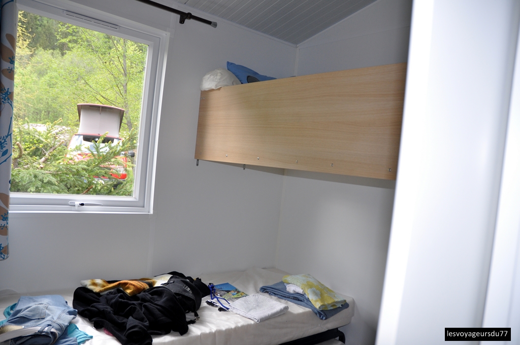 chambre 1 lit en mezzanine , un lit double ou simple  , il suffit de repousser le sommier sous le lit ...