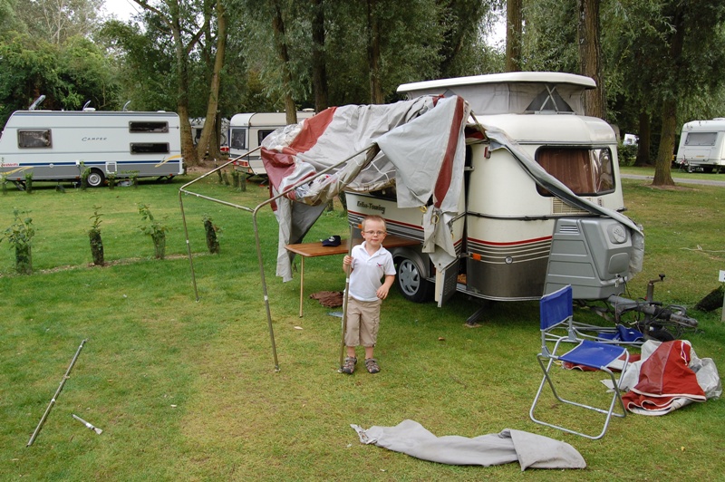 pas facile de monté un auvent, même un enfant de 4 ans serais le faire