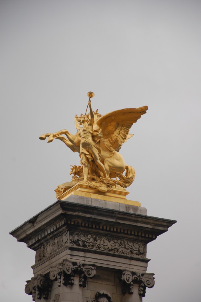 Mon arrière grand-père dorait les statues du pont Alexandre III à la feuille d'or jadis.