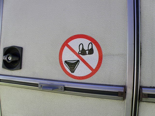 sur la porte de la cara