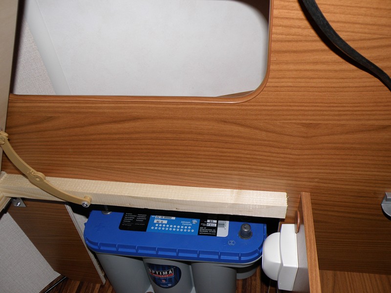 la batterie Optima 75 Ah montée très en avant dans le coffre