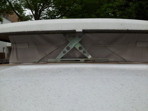 toit encrotté, rugeux, joint trop court