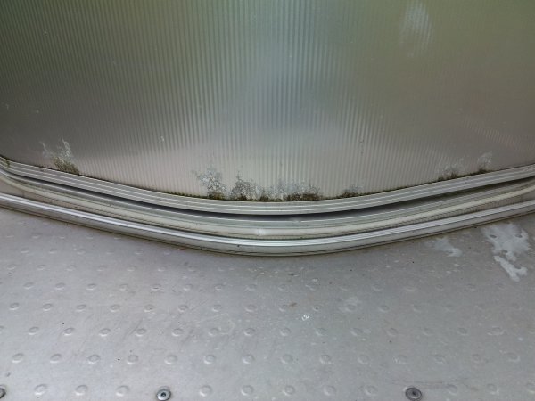 tôle pourrie en bas de la porte de coffre