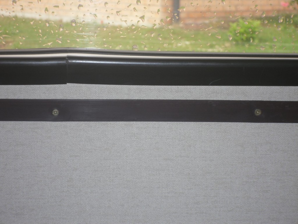 bande aimanté fixé sous la fenêtre avec petites vis