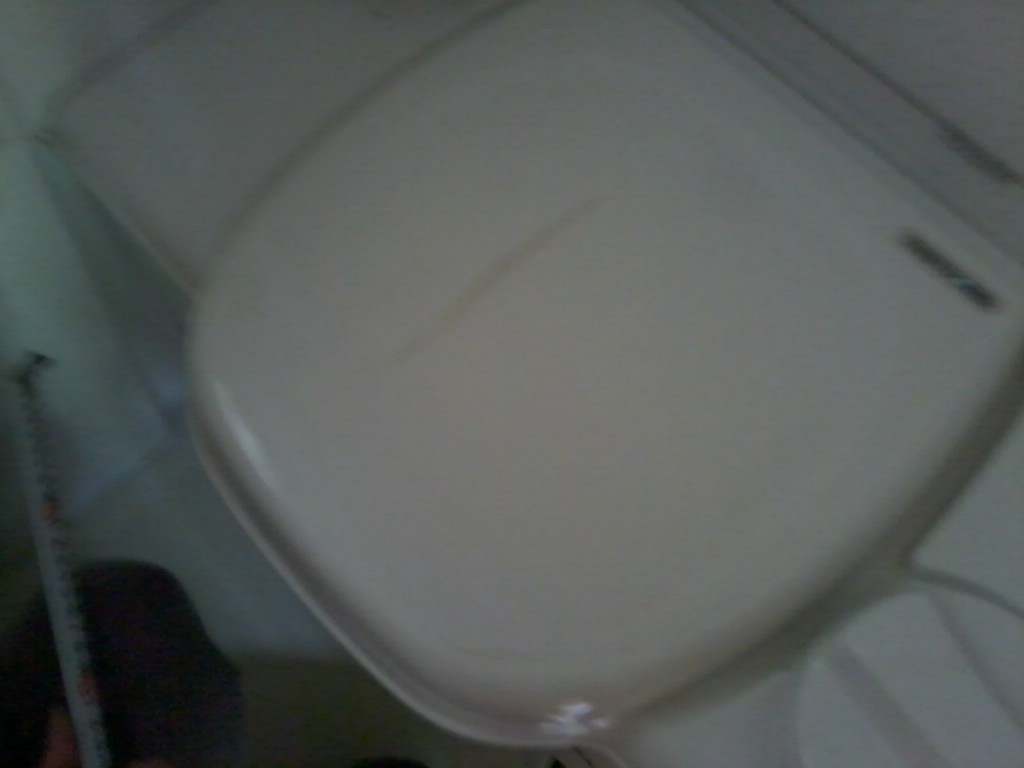 pas très nette j'ai recollé le couvercle avec une colle spéciale <br />mais un trait noir reste apparent