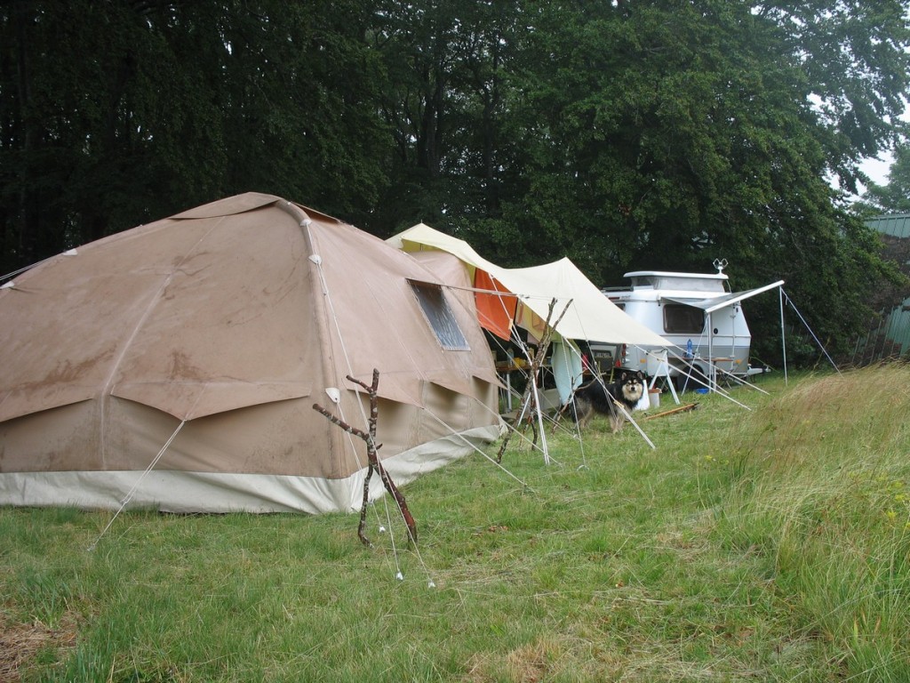 tente militaire, taud, et Puck: pluie