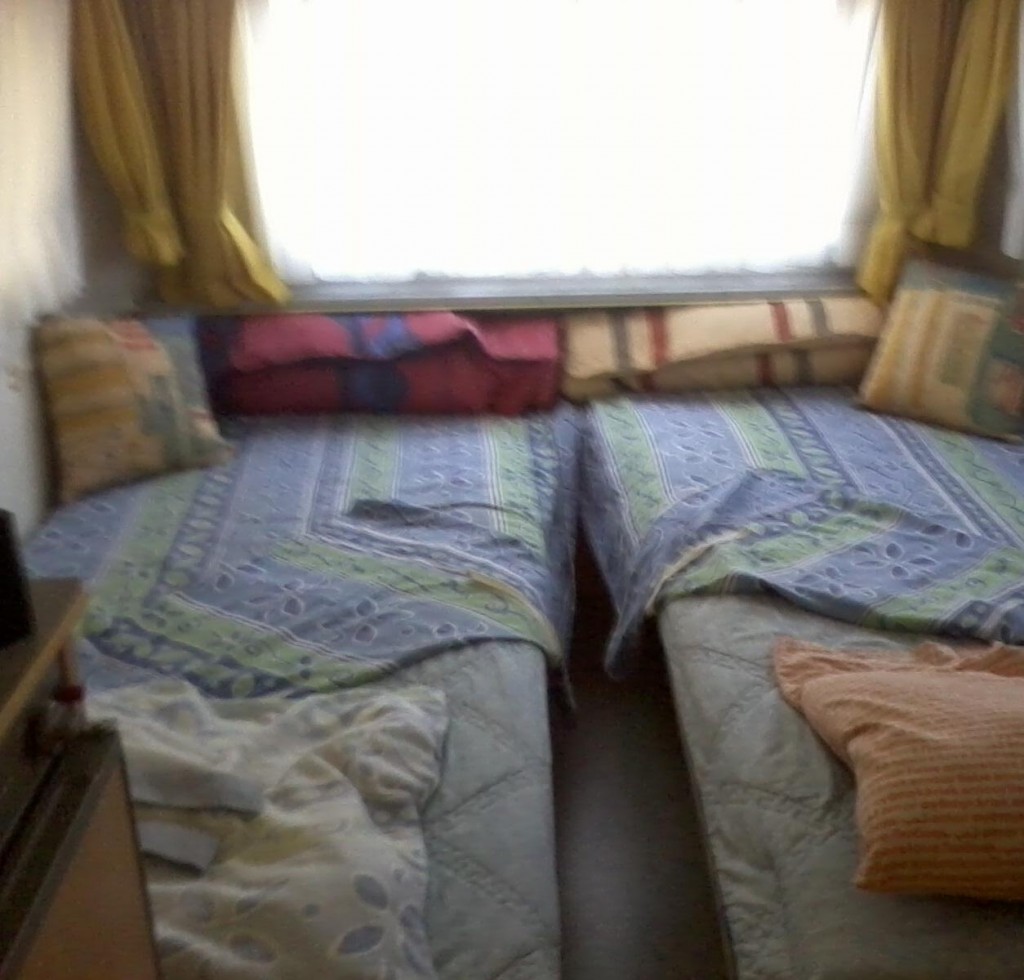 je n'ai pas la mesure en tète ;mais une banquette fait 80cm de large et je crois même 90cm que je peux vérifier demain ;et je dors très bien même en me retournant <br />et je ne suis pas un petit gabarit