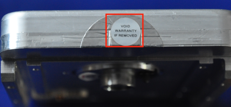 L'étiquette Void warranty if removed cachait l'amorce du ruban adhésif