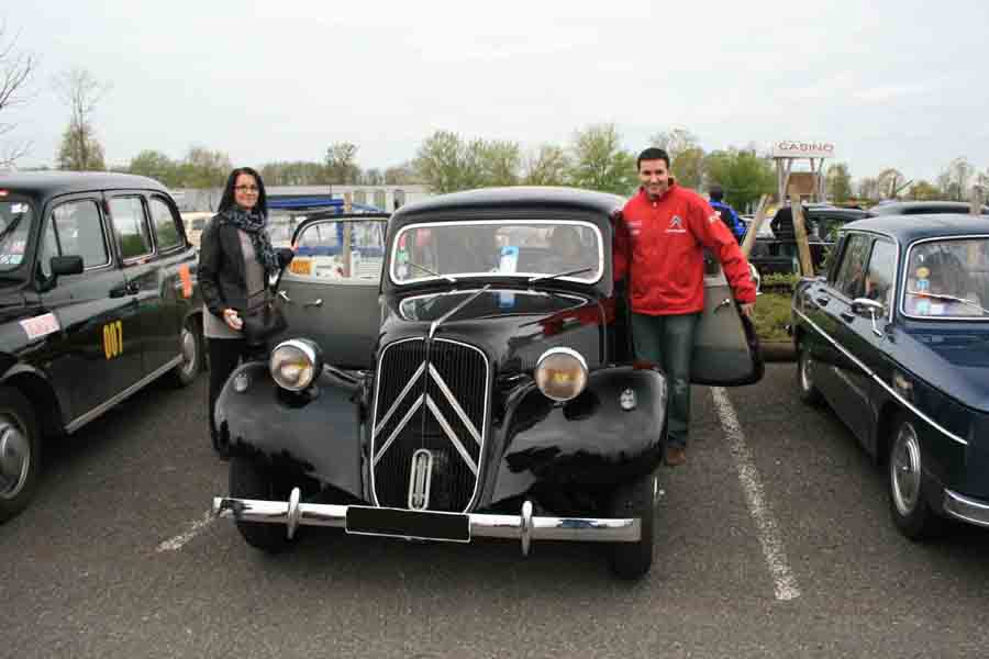 Des amis dans une traction 11B normal de 52.