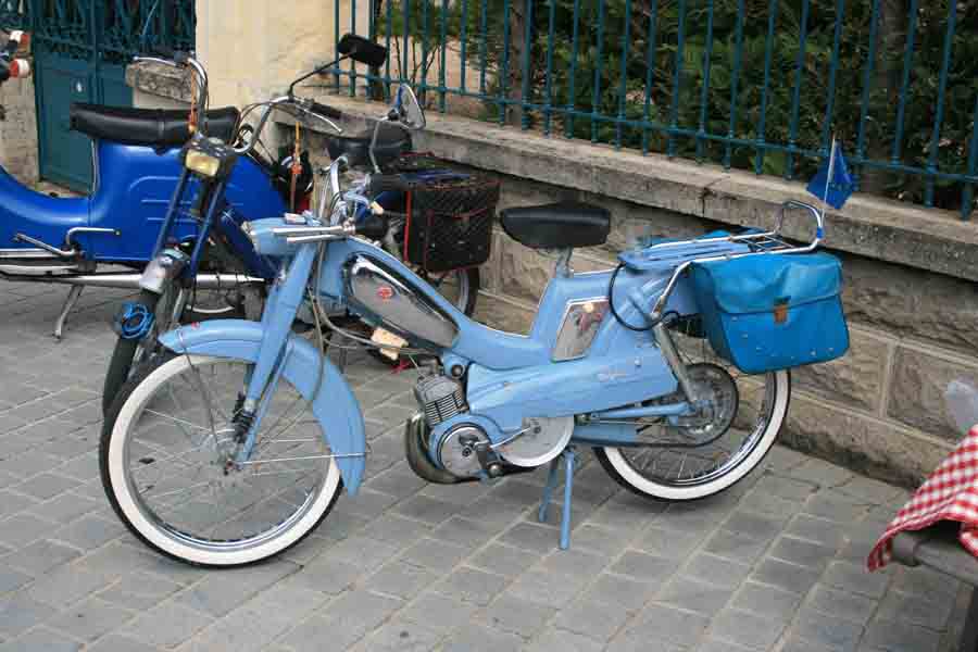 LA mobylette bleue.