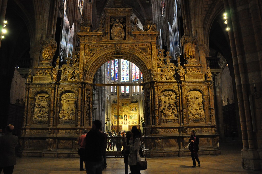 Lorsqu'on pénètre dans la cathédrale on se heurte à cette "porte" qui barre l:'accès au choeur