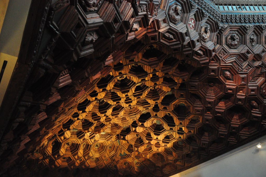 L'ébéniste qui a réalisé ce plafond à caissons est un as car les angles de coupe ne devaient pas être évidents à trouver