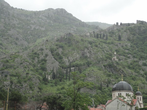 eglise et muraille de protection dans la montagne