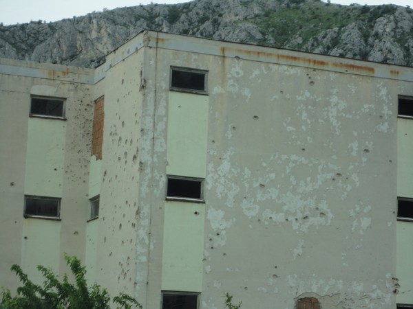 impacts de balles sur batiment