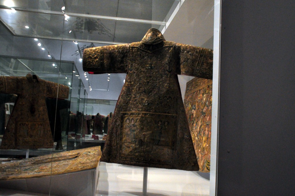 Vêtements sacerdotaux, richement brodés