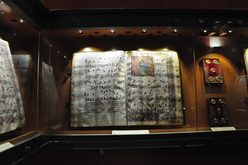 Ces  ;livres mesurent 100 x 70 cm