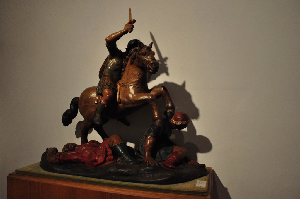 Dans une grande partie de la chrétienté on représente Saint Michel terrassant le dragon ; ici c'est terrassant le Maure