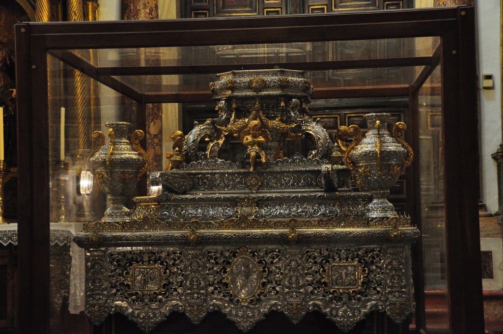 cette superbe pièce d'orfèvrerie sert à transporter la vierge noire lors de processions